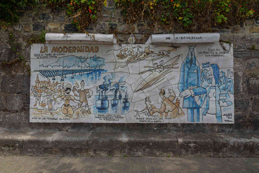 Principado de Asturias 068 - Ribadesella - ruta de la mitología asturiana - ruta histórica del puerto - murales de Mingote.jpg